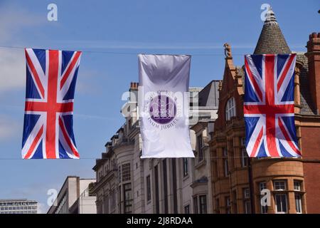 London, Großbritannien. 10. Mai 2022. Anlässlich des Platin-Jubiläums der Königin wurden an der Oxford Street Union Jack-Flaggen angebracht, die den 70.. Jahrestag der Thronbesteigung der Königin markieren. Vom 2.. Bis 5.. Juni findet ein spezielles, erweitertes Platinum Jubilee Weekend statt. Stockfoto