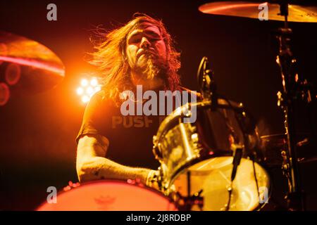 Tilburg, Niederlande. 21., April 2022. Die amerikanische Instrumental-Post-Metal-Band Russian Circles spielt ein Live-Konzert während des niederländischen Musikfestivals Roadburn Festival 2022 in Tilburg. (Foto: Gonzales Photo - Peter Troest). Stockfoto