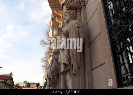 Klassische Skulpturen am Eingang des Wohnhauses Büro des Generalanwalts der Republik, Lissabon, Portugal Stockfoto