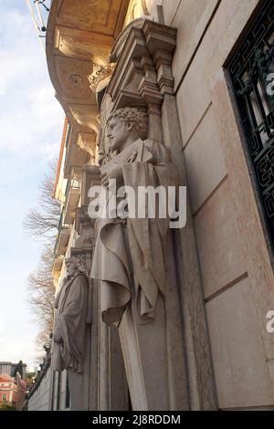 Klassische Skulpturen am Eingang des Wohnhauses Büro des Generalanwalts der Republik, Lissabon, Portugal Stockfoto