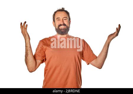 Reifer Mann 40s mit Bart heben Arme, zeigt Überraschung, lächelnd und lustigen Ausdruck. Weißer Hintergrund isoliert für die Werbung Stockfoto