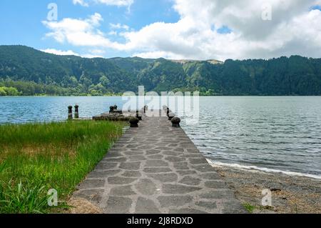 Furnas Lagoon Bridge, Cloud and Sunny Day, Sao Miguel Island, Azoren. Stockfoto