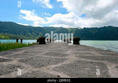 Blick vom Boden auf die Furnas Lagoon Bridge, Cloud and Sunny Day, Sao Miguel Island, Azoren. Stockfoto