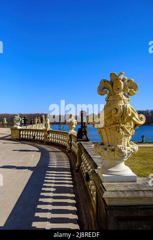 Balustrade mit Putten und anderen barocken Steinskulpturen auf der Südseite des Schlosses Moritzburg in Moritzburg bei Dresden, Sachsen, Deutschland. Stockfoto