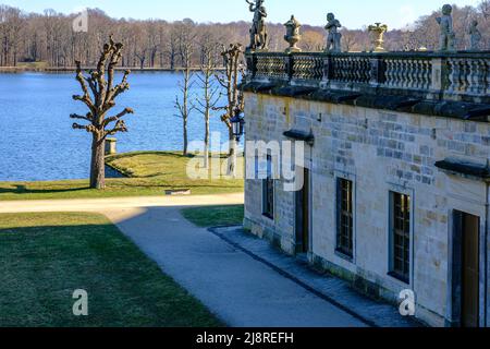 Historischer Pferdestall und Außenpalastgelände an der Nordostecke des Moritzburg-Schlosses in Moritzburg bei Dresden, Sachsen, Deutschland. Stockfoto