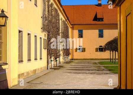 Blick in den Innenhof des Landesgestüts Moritzburg bei Dresden, Sachsen, Deutschland, dem Landesgestüt der Freien Staaten Sachsen und Thüringen. Stockfoto