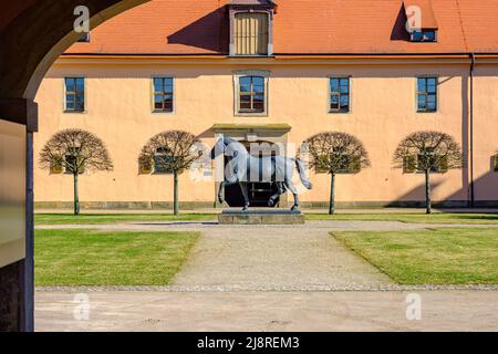 Blick in den Innenhof des Landesgestüts Moritzburg bei Dresden, Sachsen, Deutschland, dem Landesgestüt der Freien Staaten Sachsen und Thüringen. Stockfoto