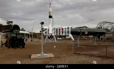 WOOMERA, AUSTRALIEN - 13 2021. JUNI: Blaue Stahlrakete im woomera Raketenpark Stockfoto