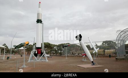 WOOMERA, AUSTRALIEN - 13 2021. JUNI: Aufnahme einer historischen Rakete eines schwarzen Ritters im woomera Raketenpark Stockfoto