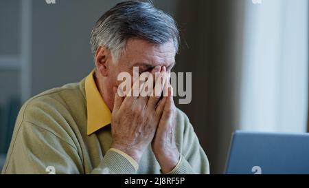 Ältere ältere ältere ältere Geschäftsmann suchen Laptop nervös Arbeit Stress Probleme Verlust Ausfall im Home Office älterer Mann erhalten schlechte Nachrichten auf Computer U Stockfoto