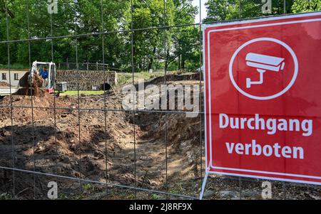 Senftenberg, Deutschland. 18.. Mai 2022. Blick über die Ausgrabungen auf der Festung Senftenberg. Derzeit werden die Ausgrabungen am Festungswall vor der Burg fortgesetzt. Die archäologischen Ausgrabungen dienen der Vorbereitung der Bauarbeiten. In den letzten Wochen wurden auf dem Schlossgelände und dem historischen Festungswall Waffen und Munitionsmaterial aus dem 1. Und 2. Weltkrieg sowie Funde aus der Zeit vor 1900 gefunden. Auch menschliche Überreste wurden entdeckt. Quelle: Patrick Pleul/dpa/ZB/dpa/Alamy Live News Stockfoto