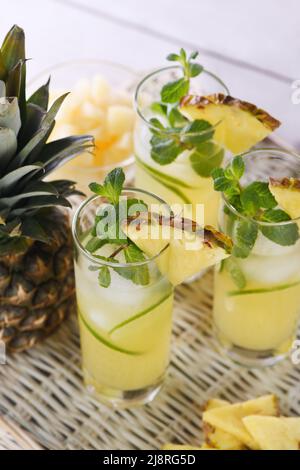 Frische Limette und Minze kombiniert mit frischem Ananassaft und Tequila. Ananascocktails haben immer einen hellen Geschmack und ein helles Aroma! Stockfoto