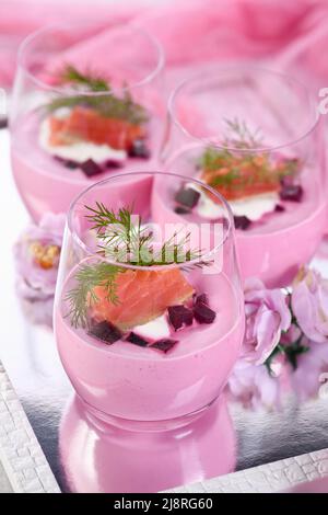 Lachs mit Rote Beete-Mousse mit der feinsten, weichen Textur kombiniert mit Meerrettich und Frischkäse ist eine wunderbare Geschmackskombination. Entf Stockfoto