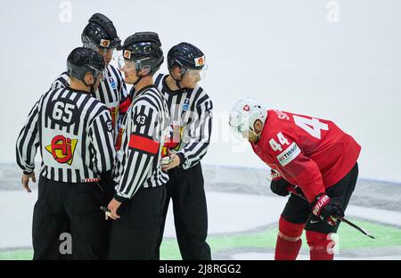 Helsinki, Finnland. 17.. Mai 2022. Schiedsrichter diskutieren im Spiel SCHWEIZ, Kasachstan., . Saison 2021/2022 Credit: Peter Schatz/Alamy Live News Stockfoto