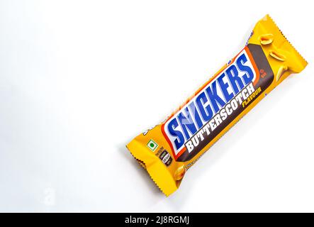 Draufsicht auf Snickers Butterscotch auf weißem Hintergrund. Stockfoto