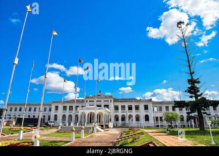 (220518) -- YAOUNDE, 18. Mai 2022 (Xinhua) -- das Foto vom 15. Mai 2022 zeigt das Nationalmuseum von Kamerun in Yaounde, Kamerun. Das Nationalmuseum von Kamerun verfügt über 22 Galerien mit mehr als tausend Exponaten, darunter lokale Musikinstrumente, Bronze- und Holzschnitzereien, steinzeitliche Artefakte, Keramik und Relikte traditioneller Stammeskönigreiche. (Foto von Kepdeu/Xinhua) Stockfoto