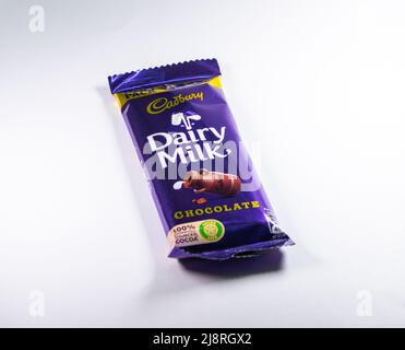 Eine Cadbury Dairy Milchschokolade auf weißem Hintergrund. Stockfoto