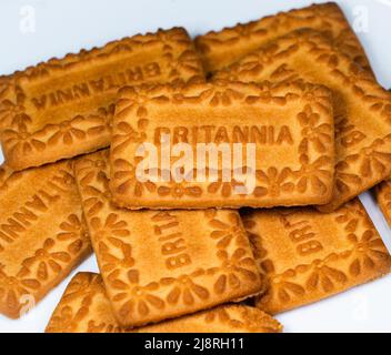 Ein Haufen Britannia Milk Bikis Kekse auf weißem Hintergrund. Stockfoto