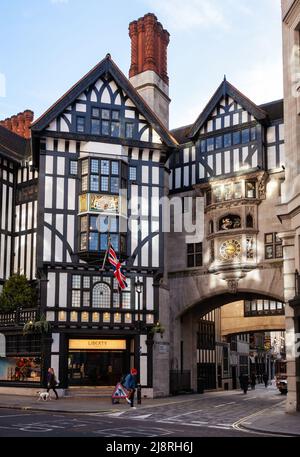 London, Großbritannien - 5. Nov 2012: Fassade des Luxus Kaufhauses Liberty of London an der Great Marlborough Street Stockfoto