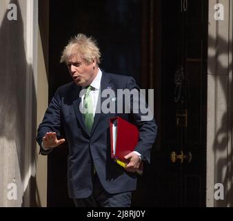 Downing Street, London, Großbritannien. 18 Mai 2022. Premierminister Boris Johnson verlässt die Nummer 10, um an der wöchentlichen Fragestunde des Premierministers im Parlament teilzunehmen. Quelle: Malcolm Park/Alamy Live News. Stockfoto