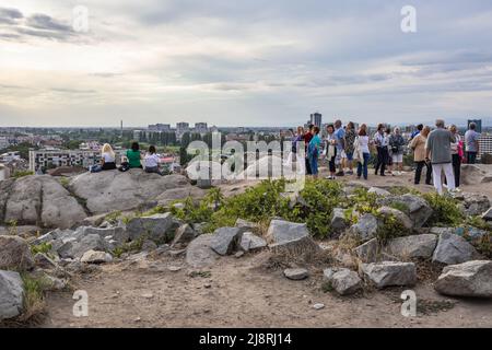 Touristen auf dem Berg Nebet Tepe in der Stadt Plovdiv, der Hauptstadt der Provinz Plovdiv im südlichen Zentrum Bulgariens Stockfoto