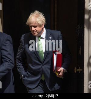 Downing Street, London, Großbritannien. 18 Mai 2022. Premierminister Boris Johnson verlässt die Nummer 10, um an der wöchentlichen Fragestunde des Premierministers im Parlament teilzunehmen. Quelle: Malcolm Park/Alamy Live News. Stockfoto