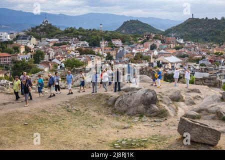 Touristen auf dem Berg Nebet Tepe in der Stadt Plovdiv, der Hauptstadt der Provinz Plovdiv im südlichen Zentrum Bulgariens Stockfoto