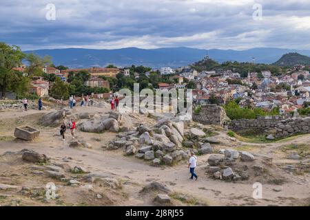 Touristen auf dem Berg Nebet Tepe in der Stadt Plovdiv, der Hauptstadt der Provinz Plovdiv im südlichen Zentrum Bulgariens Stockfoto