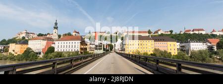 Burghausen, Deutschland - 24. Juli 2021: Panorama von Burghausen. Mit historischen Gebäuden, der Kirche St. Jakob und der mittelalterlichen Burg. Im Vordergrund A Stockfoto