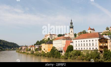 Burghausen, Deutschland - 24. Juli 2021: Blick auf Burghausen. Mit der Salzach, der Kirche St. Jakob und dem Hauptschlosgebäude. Stockfoto