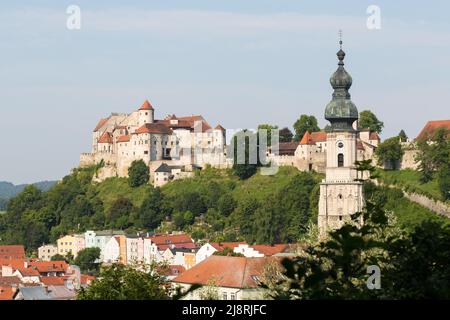 Burghausen, Deutschland - 24. Juli 2021: Hauptburg von Burghausen und Kirchturm St. Jakob. Stockfoto