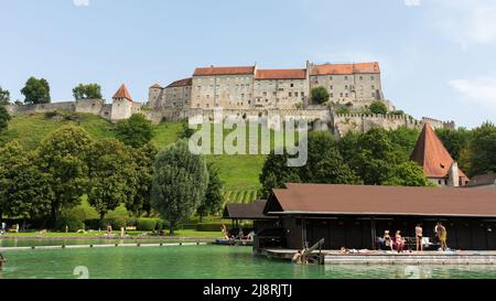 Burghausen, Deutschland - 24. Juli 2021: Blick auf Burg Burghause. Im Vordergrund der Wöhrsee. Stockfoto