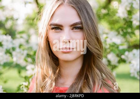 Schöne junge Frau im Sommergarten. Schöner Sommer. Filmfotografie Stockfoto