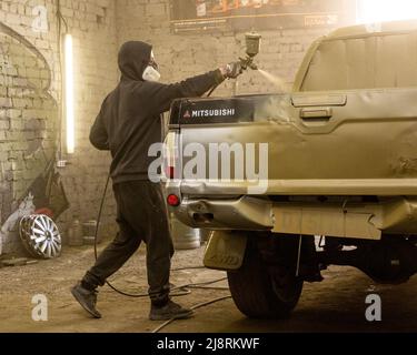 Kiew, Ukraine. 17.. Mai 2022. Ein gespendetes Fahrzeug, das für die ukrainische Armee grün gestrichen wurde. Kredit: SOPA Images Limited/Alamy Live Nachrichten Stockfoto