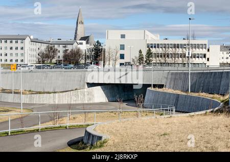 Reykjavik, Island, 25. April 2022: Fußgängerunterführung unter der Ringbraut-Straße, aus graziös geschwungenen Betonwänden Stockfoto