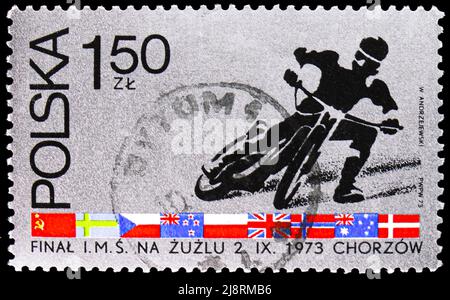 MOSKAU, RUSSLAND - 14. MAI 2022: In Polen gedruckte Briefmarke zeigt Motorradfahrer, um 1973 Stockfoto