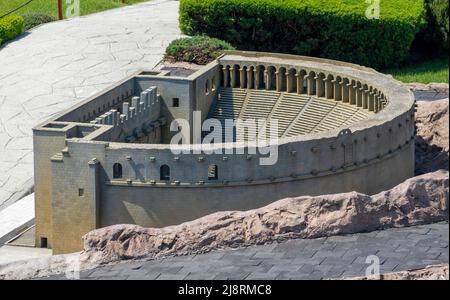 Blick auf das römische Theater Aspendos im Miniatürk Park, Istanbul. Stockfoto