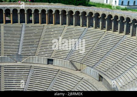 Detailansicht des Amphitheatre Aspendos im Miniatürk Park, Istanbul. Stockfoto