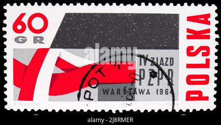 MOSKAU, RUSSLAND - 14. MAI 2022: In Polen gedruckte Briefmarke zeigt rotes und weißes Band um Hammer, 4. Kongress der Polnischen Vereinigten Arbeiterpartei Par Stockfoto