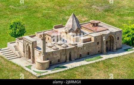 Draufsicht auf die große Moschee von Sivas Divrigi im Miniatürk Park von Istanbul. Stockfoto