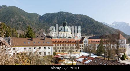 Ettal, Deutschland - 26. Feb 2021: Panorama mit Gebäuden und Basilika der Abtei Ettal (Kloster Ettal). Stockfoto