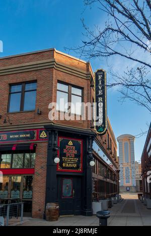 Rosemont, IL - 23. APRIL 2022: Außenansicht der Irish Pub Five Roses Stockfoto