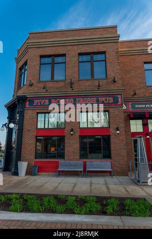 Rosemont, IL - 23. APRIL 2022: Außenansicht der Irish Pub Five Roses Stockfoto