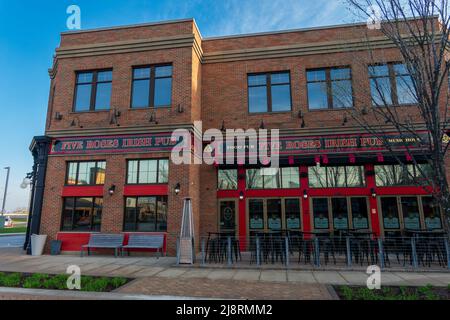 Rosemont, IL - 23. APRIL 2022: Außenansicht der Irish Pub Five Roses Stockfoto