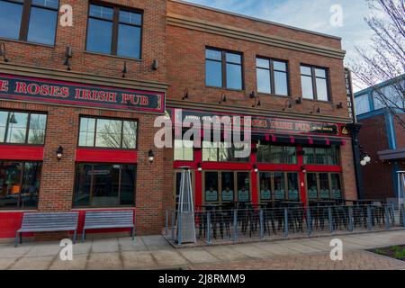 Rosemont, IL - 23. APRIL 2022: Außenansicht der Irish Pub Five Roses Stockfoto