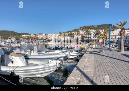 Hafen, Boote, Hotels und Geschäfte entlang der Av Mateo Bosch Strandpromenade Port Andratx im UNESCO-Weltkulturerbe Serra de Tramuntana Berge Stockfoto