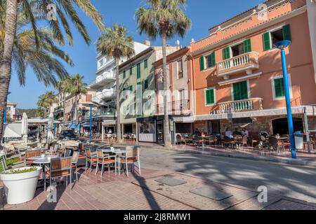 Cafés, Restaurants, Hotels und Geschäfte entlang der Av Mateo Bosch Strandpromenade Port Andratx im UNESCO-Weltkulturerbe Serra de Tramuntana Berge Stockfoto