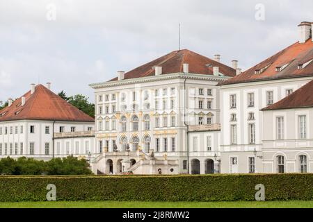 München, Deutschland - 2. Jul 2021: Blick auf das Hauptgebäude des Schlosses Nymphenburg. Stockfoto