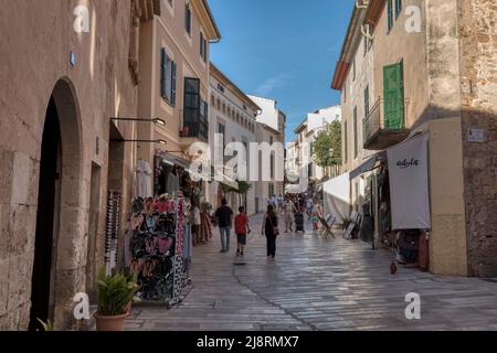 Schmale, Fußgängerzone Haupteinkaufsstraße Carrer Major in der Altstadt von Alcudia, Mallorca, Spanien Stockfoto