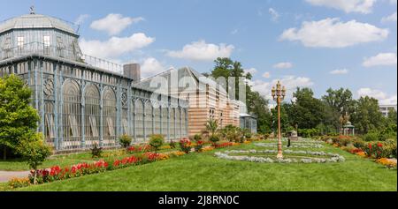 Stuttgart, Deutschland - 26. Jul 2021: Panorama mit der sogenannten Maurischen Villa (im Wilhelma Zoo). Stockfoto